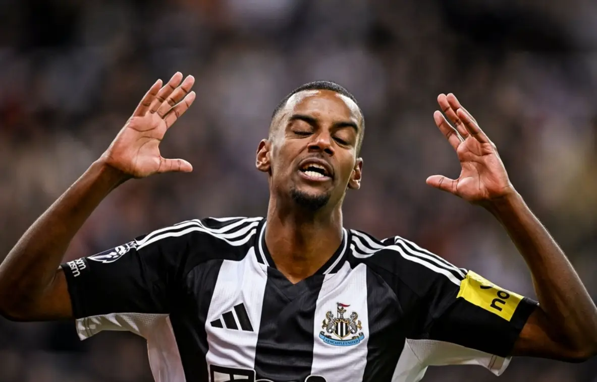 爱游戏官网-纽卡斯尔主场狂攻vs本菲卡穆帅铁阵