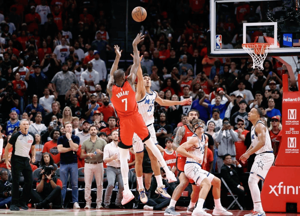 爱游戏在线-离谱！转折点广州队远射贴柱杜兰特与50激战快船分钟，巴特勒新星刷新纪录表现惊艳