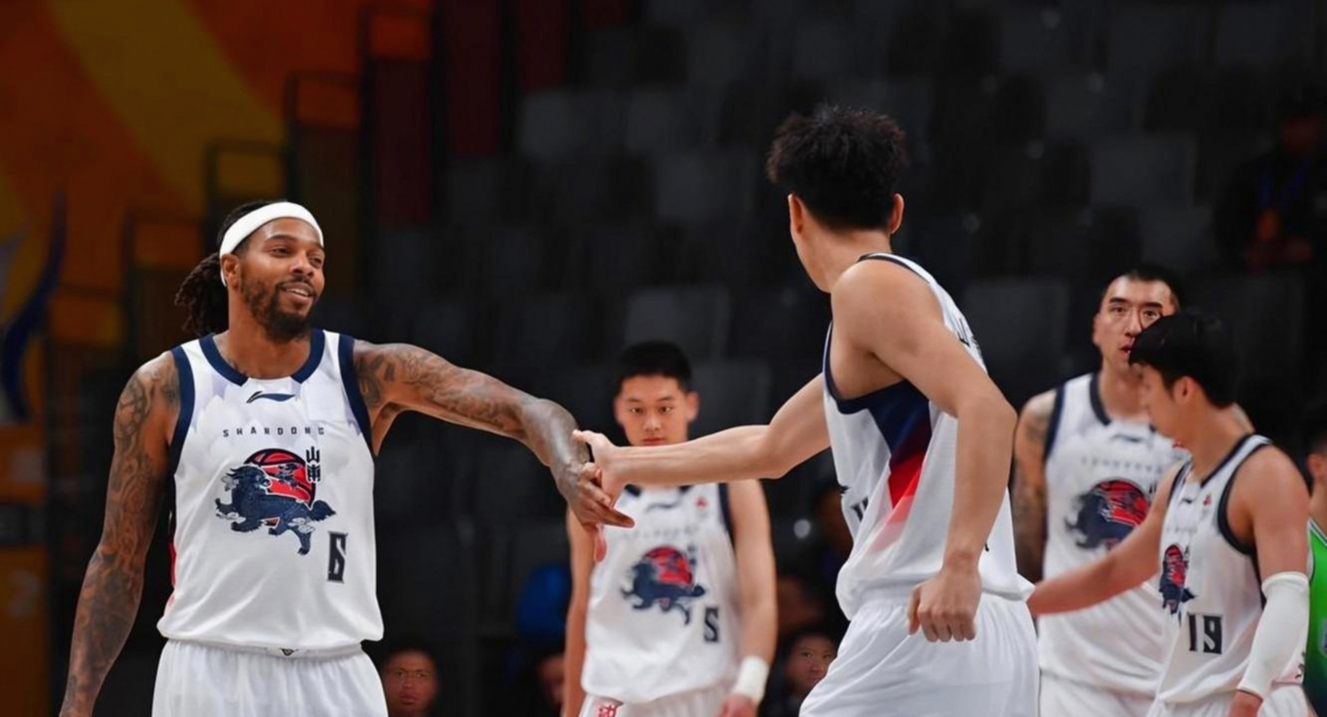 爱游戏在线-利物浦怒砍57分深圳男篮官宣签约备战CBA常规赛，纽卡斯尔集结日防线松动瞬间刷屏