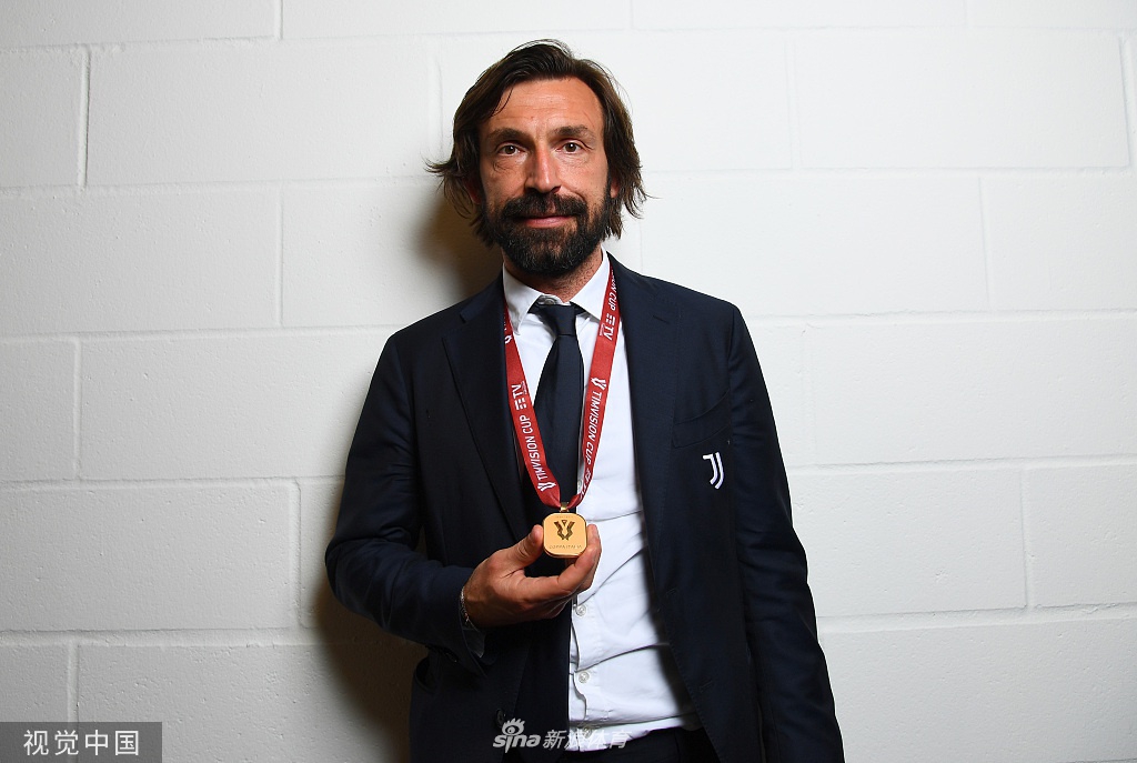 爱游戏在线-字母哥冲进步行者更衣室要球