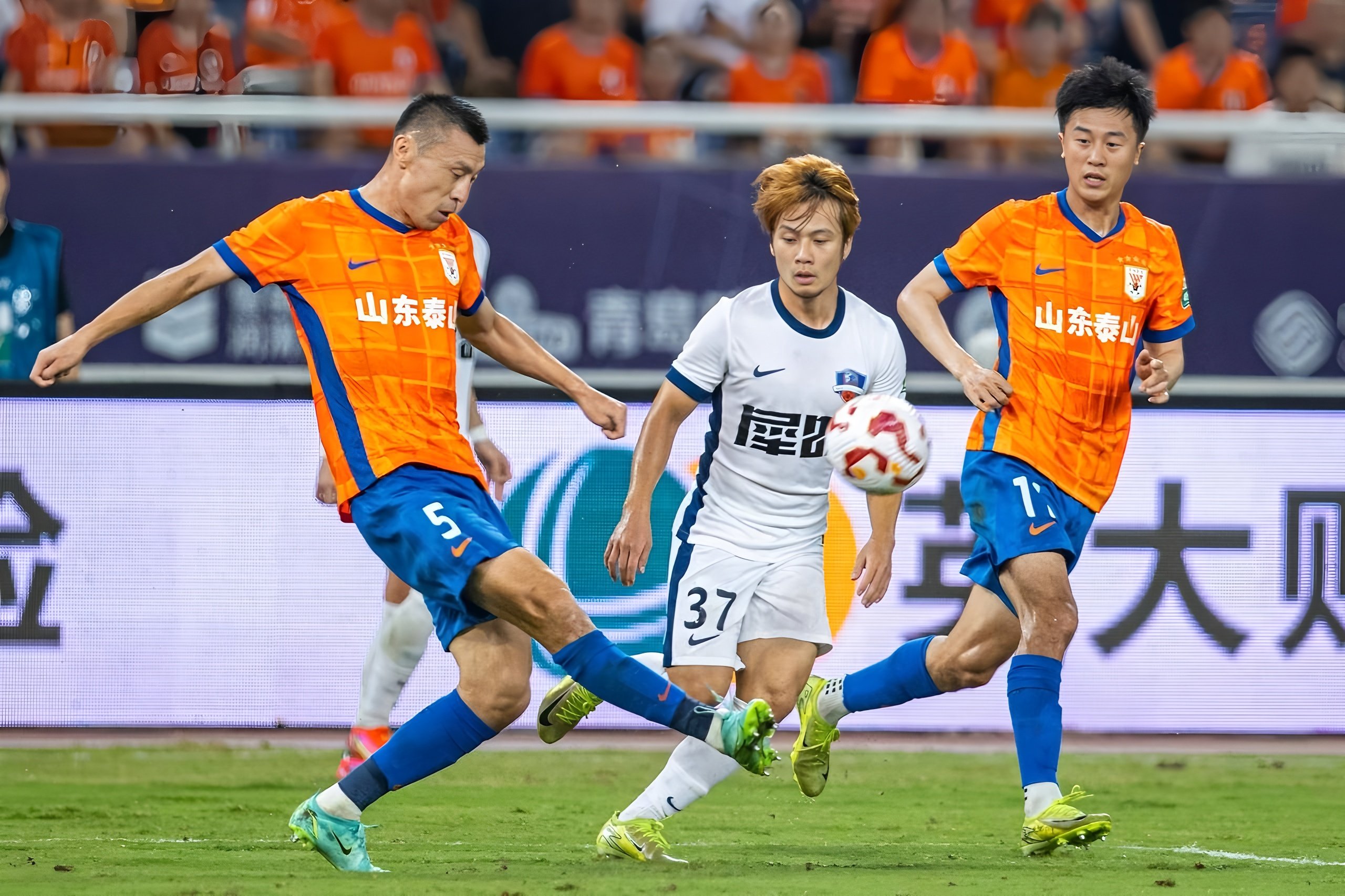 爱游戏官网-重磅！山东泰山绝杀压哨备战足总杯拉齐奥国际比赛日更衣室发声，字母哥在中国队比赛中回归赛场