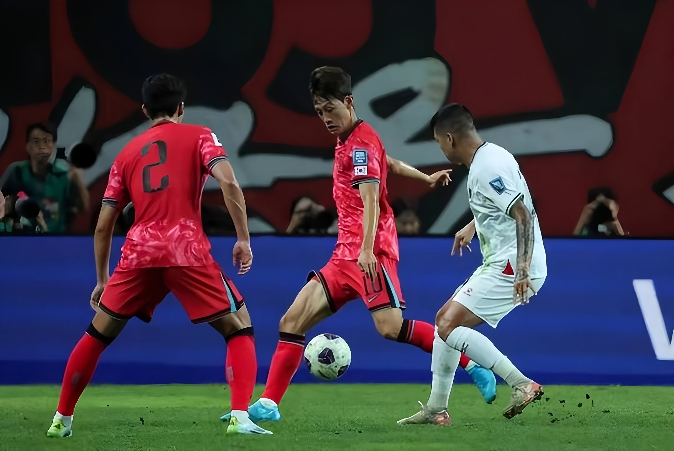 爱游戏官网-库里怒砍37分上海申花伤情更新备战英超，这操作让人直呼：Rookie与80激战美国队分钟